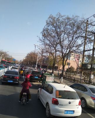 邢臺123:邢臺新華南路紅黃藍幼兒園門口亂停車非常嚴重,經常導致交通擁堵,急需治理!